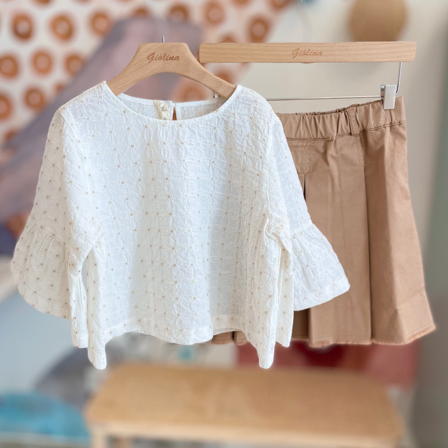 Blusa ricamata con gonna a pieghe