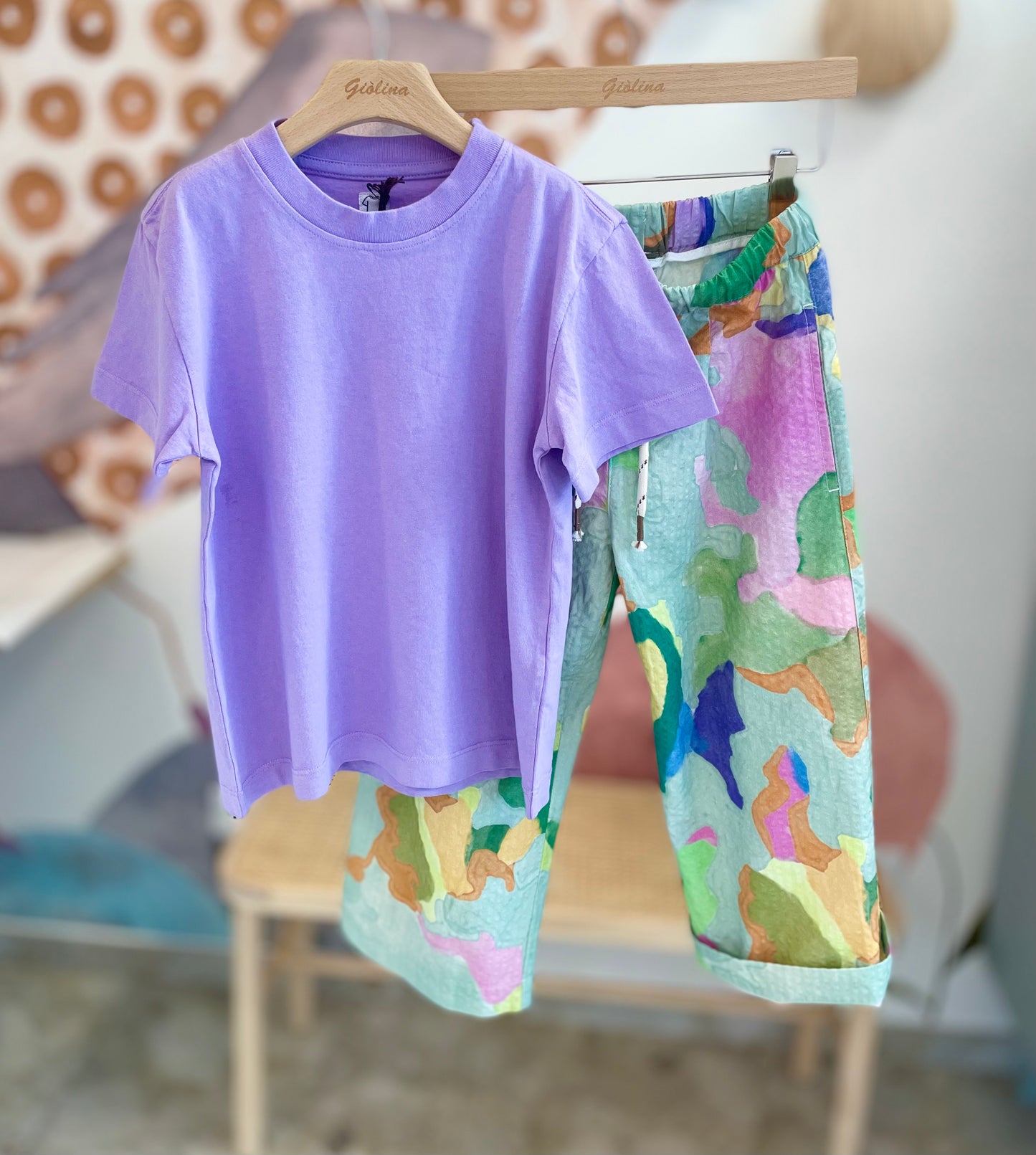 Felpa e pantalone fantasia astratta