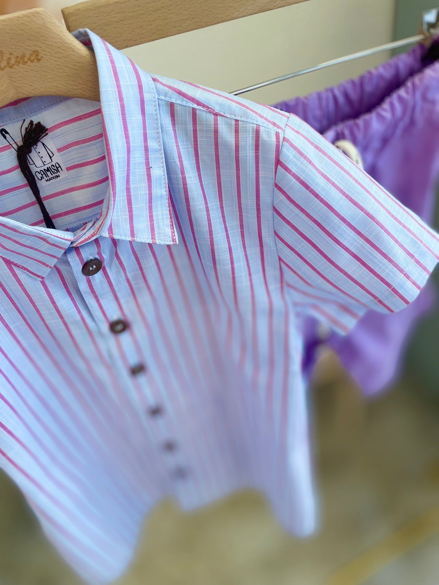 Camicia riga , t-shirt e bermuda scacchi