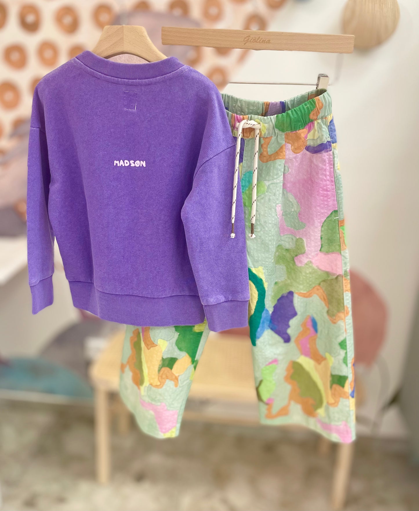 Felpa e pantalone fantasia astratta