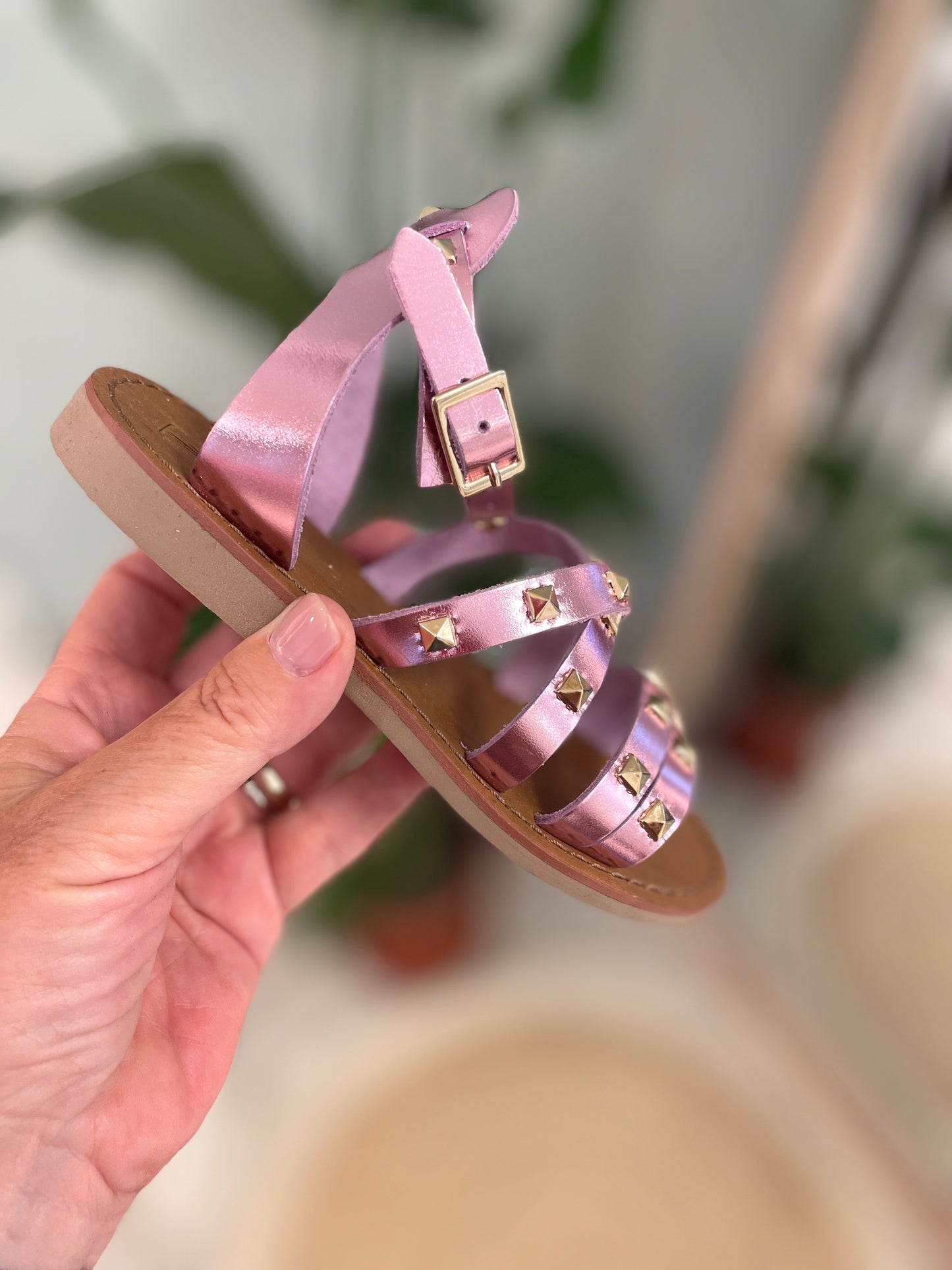 Sandalo con intrecci e borchie oro rosa