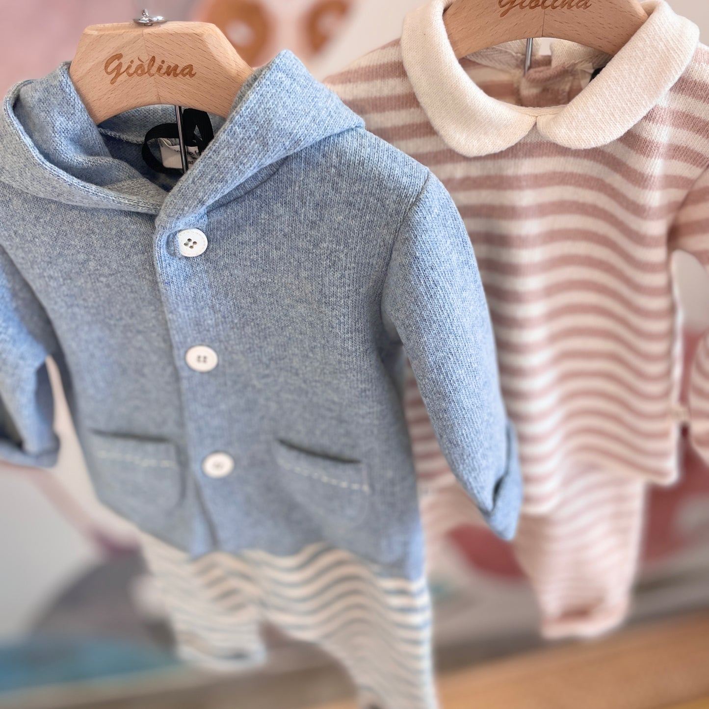 Cardigan con bottoncini color nuvola e pantalone rigato