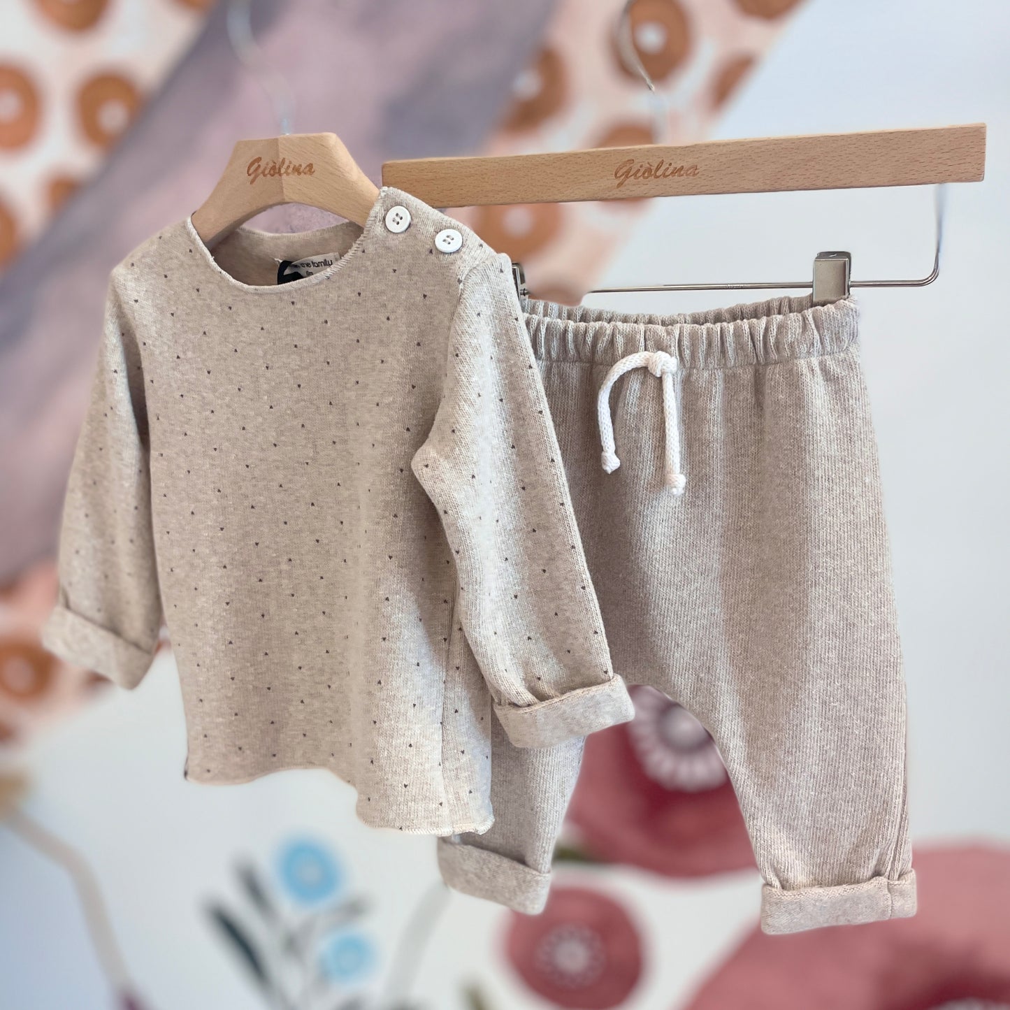 Girocollo con cuori i tortora con pantalone