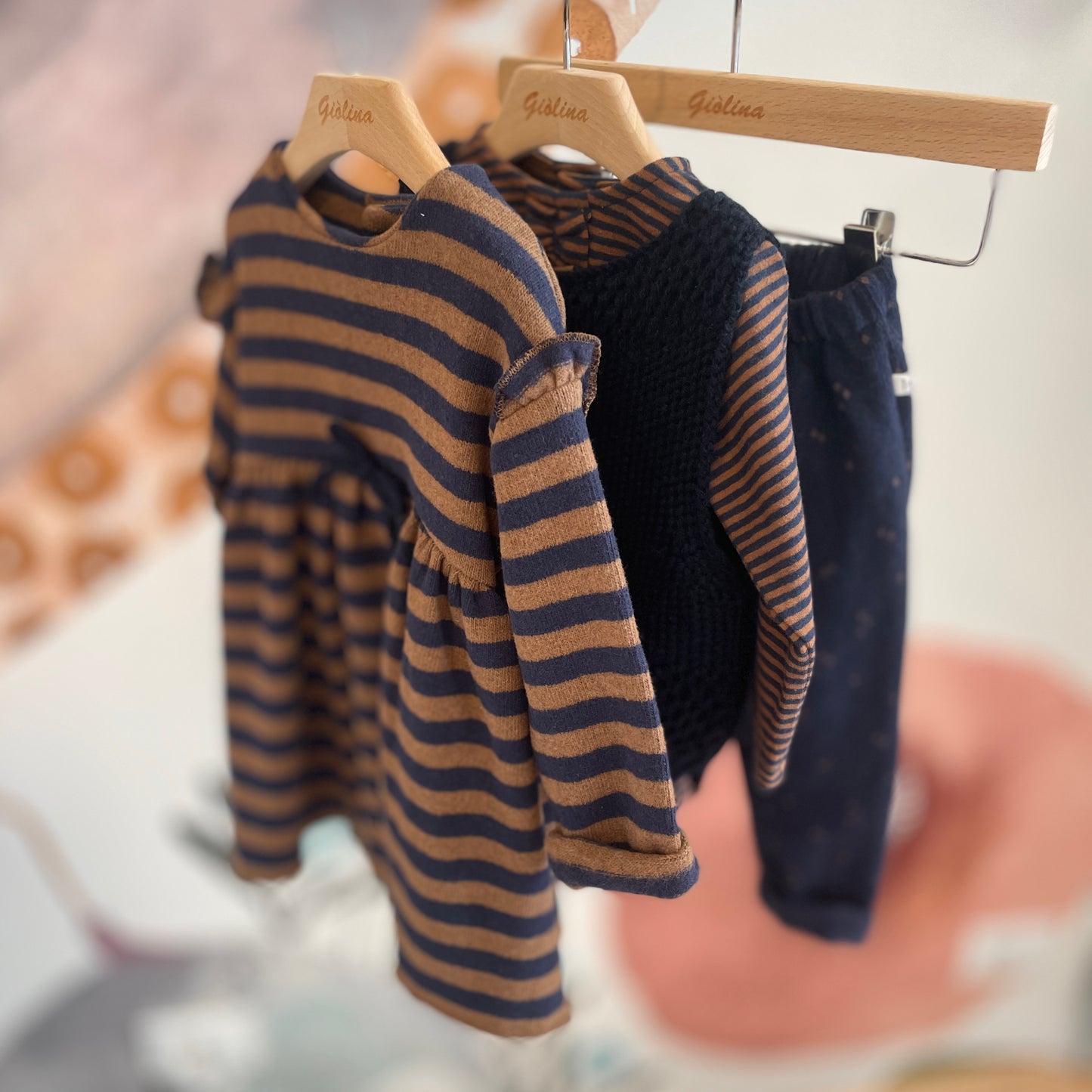 Gilet blu, t -shirt rigato con rouges e pantalone blu