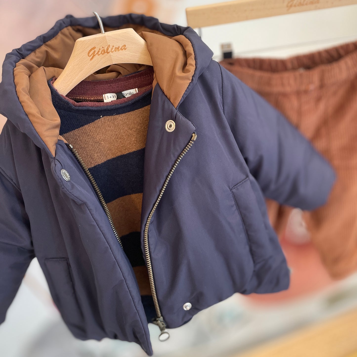 Giubbino con bottoni e cerniera e cappuccio blu e rosa antico