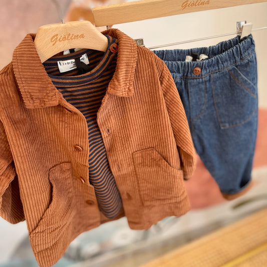 Camicia castagna di velluto con t-shirt rigata e jeans