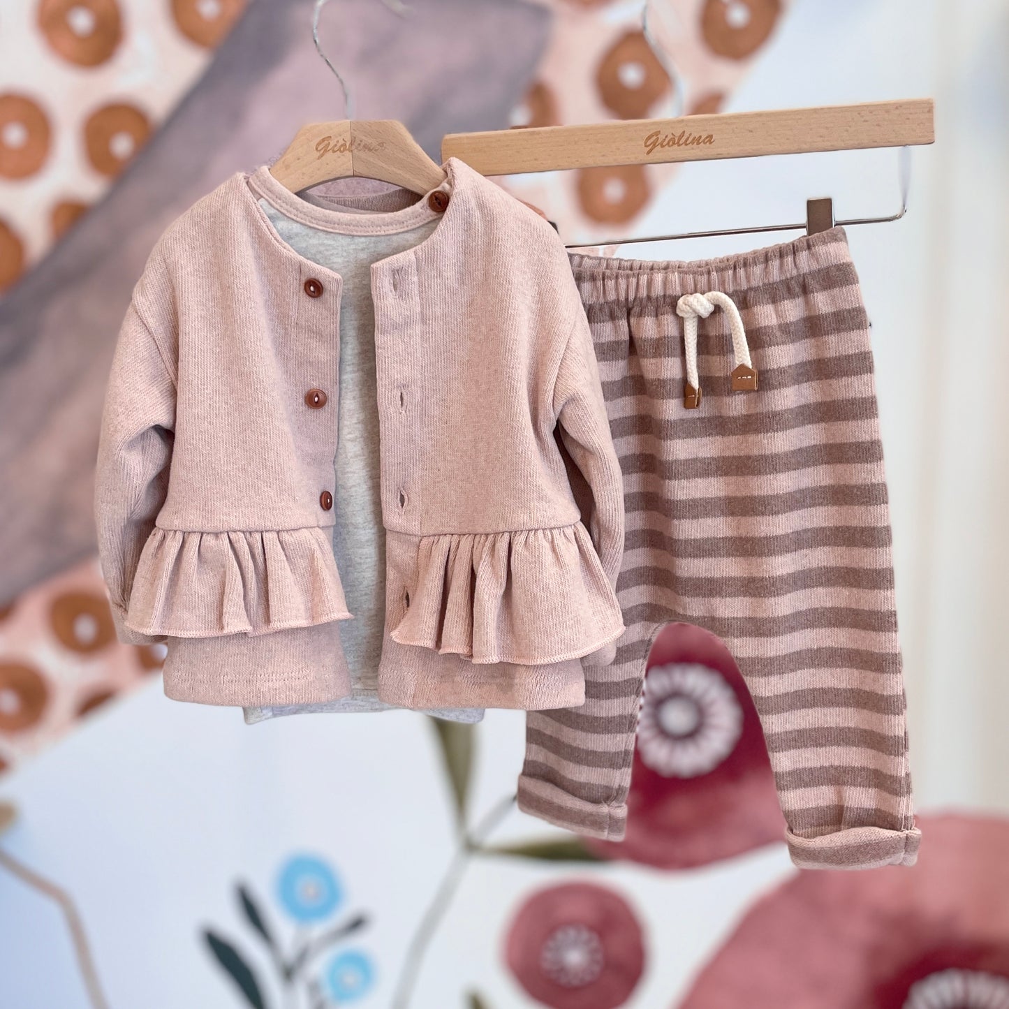 Cardigan con bottoncini e con balza t-shirt e pantalone rigato
