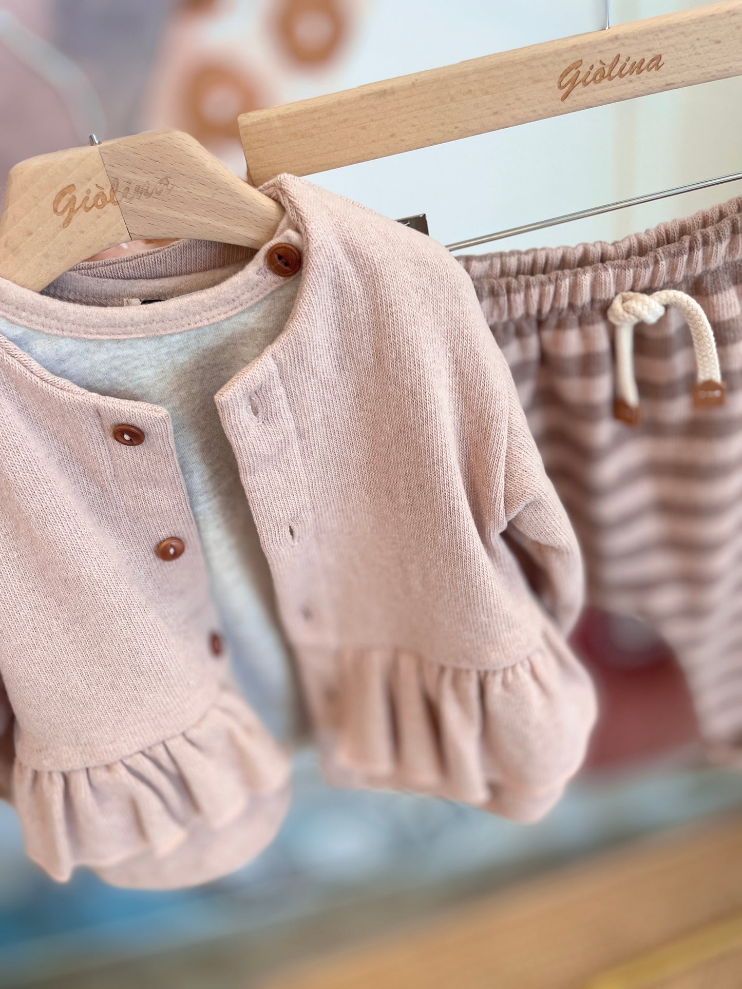 Cardigan con bottoncini e con balza t-shirt e pantalone rigato