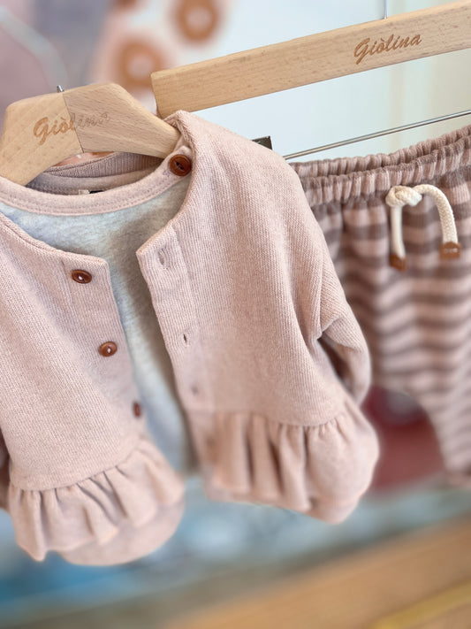 Cardigan con bottoncini e con balza t-shirt e pantalone rigato