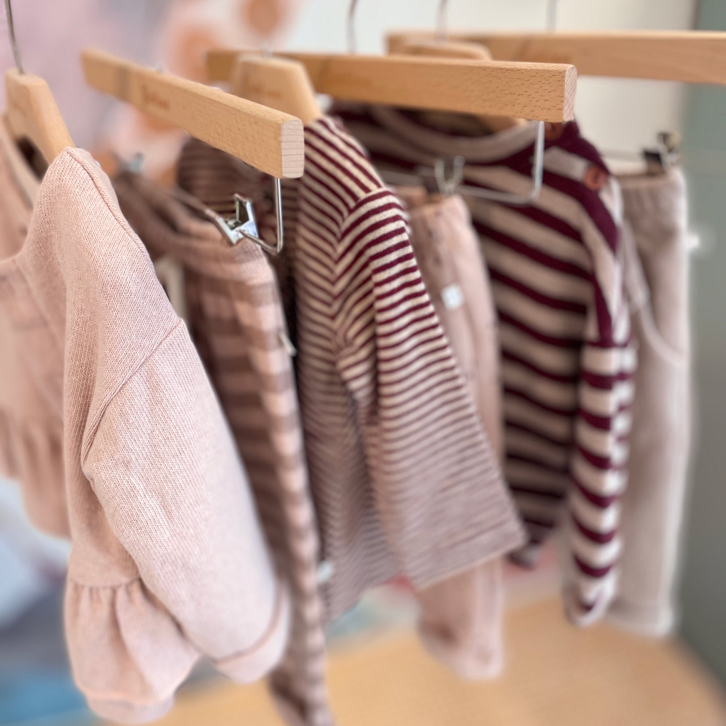 Maglia rigata con rouges e pantalone rosa com dettagli bordeaux