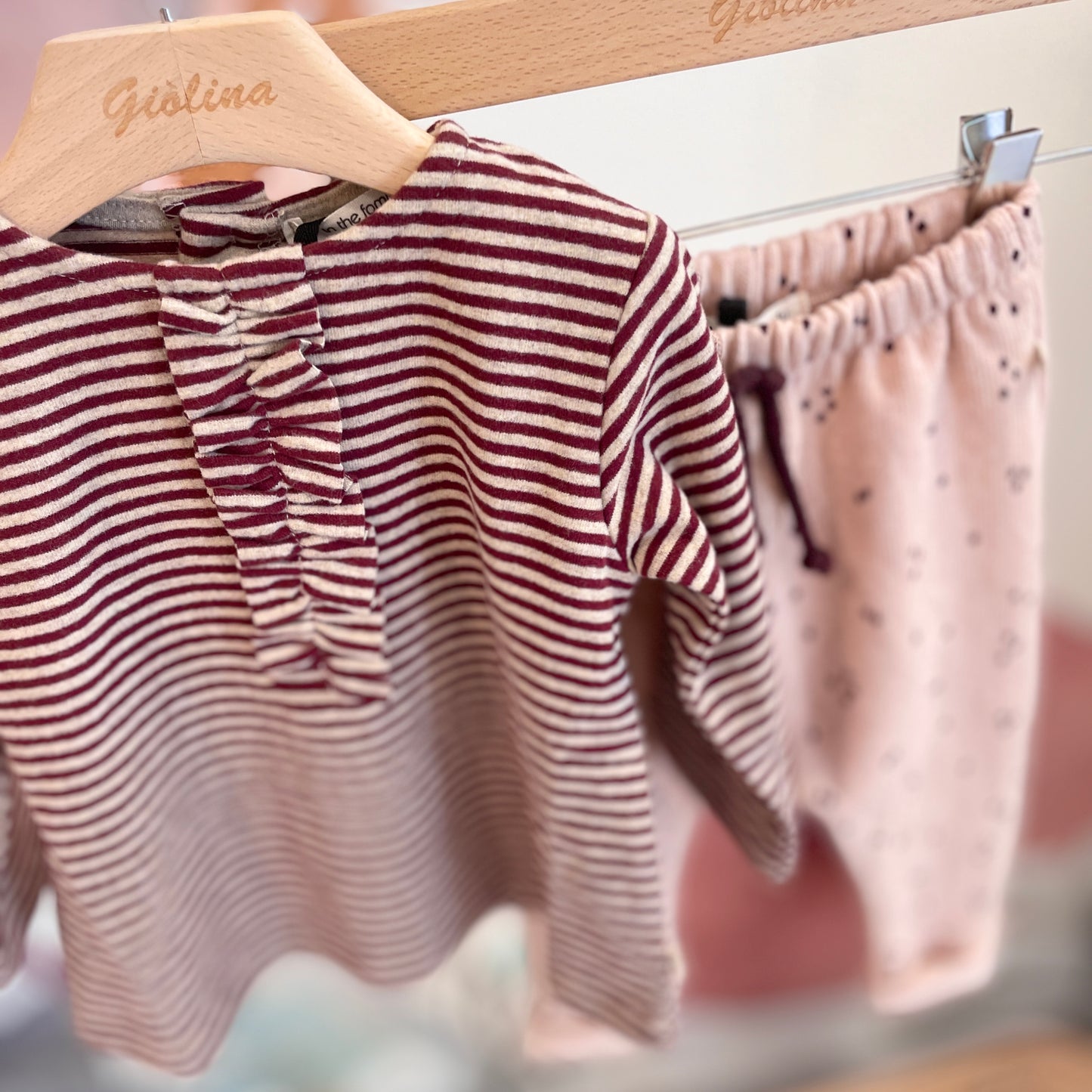 Maglia rigata con rouges e pantalone rosa com dettagli bordeaux