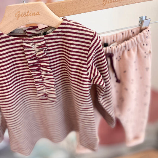 Maglia rigata con rouges e pantalone rosa com dettagli bordeaux