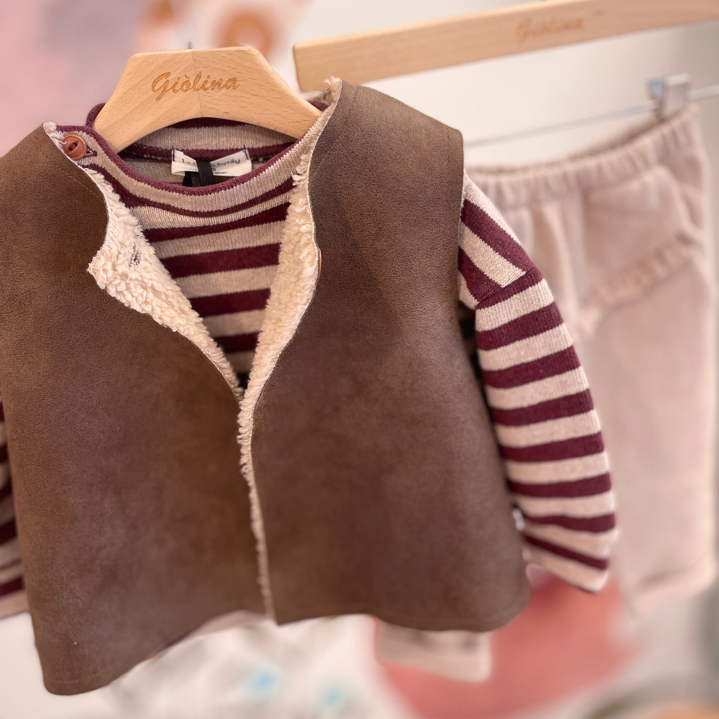 Gilet in ecomontone cioccolato con interno teddy