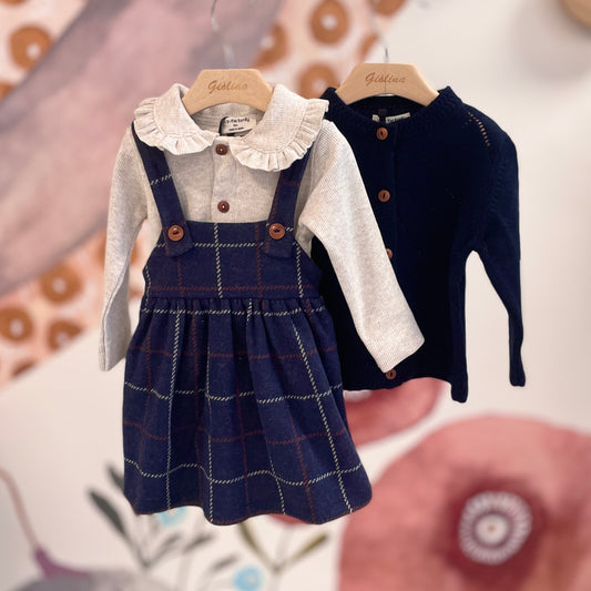 Salopette scozzese con maglia con il colletto e cardigan