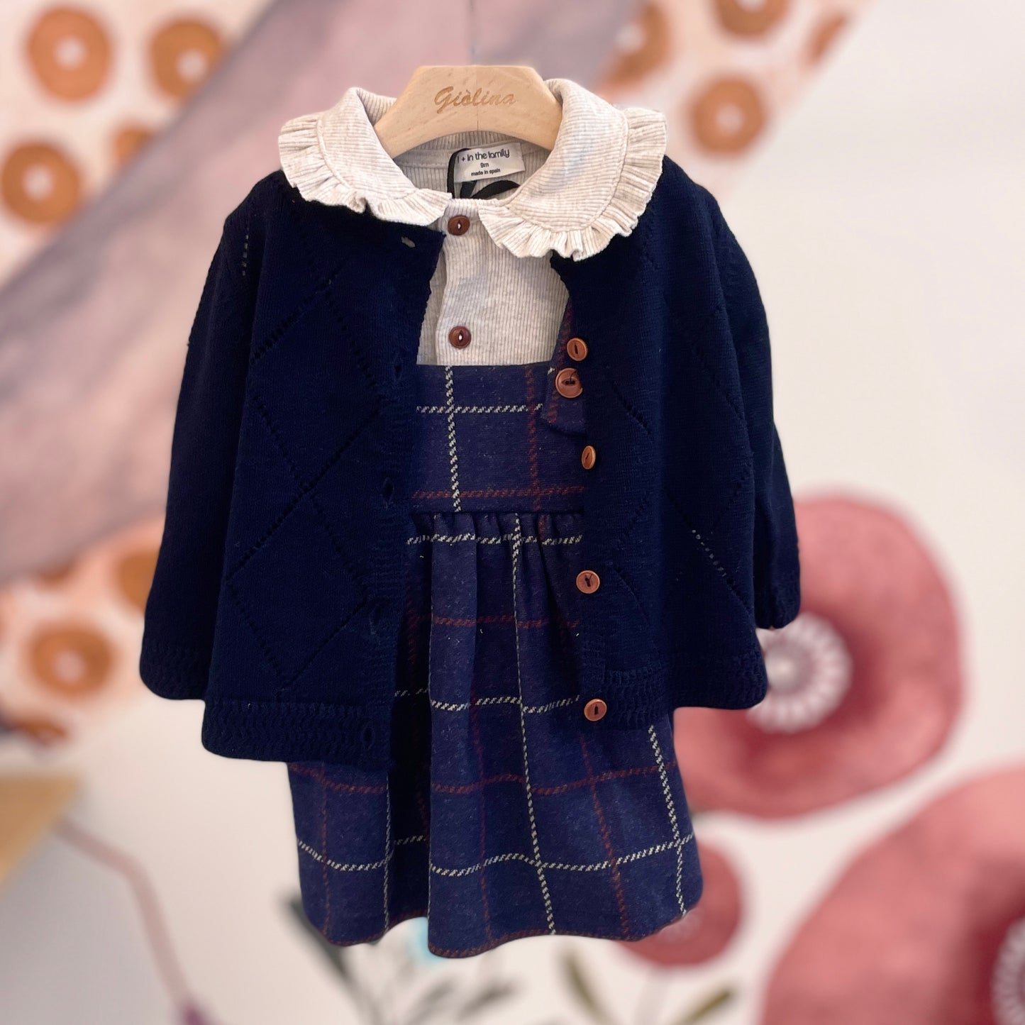 Salopette scozzese con maglia con il colletto e cardigan