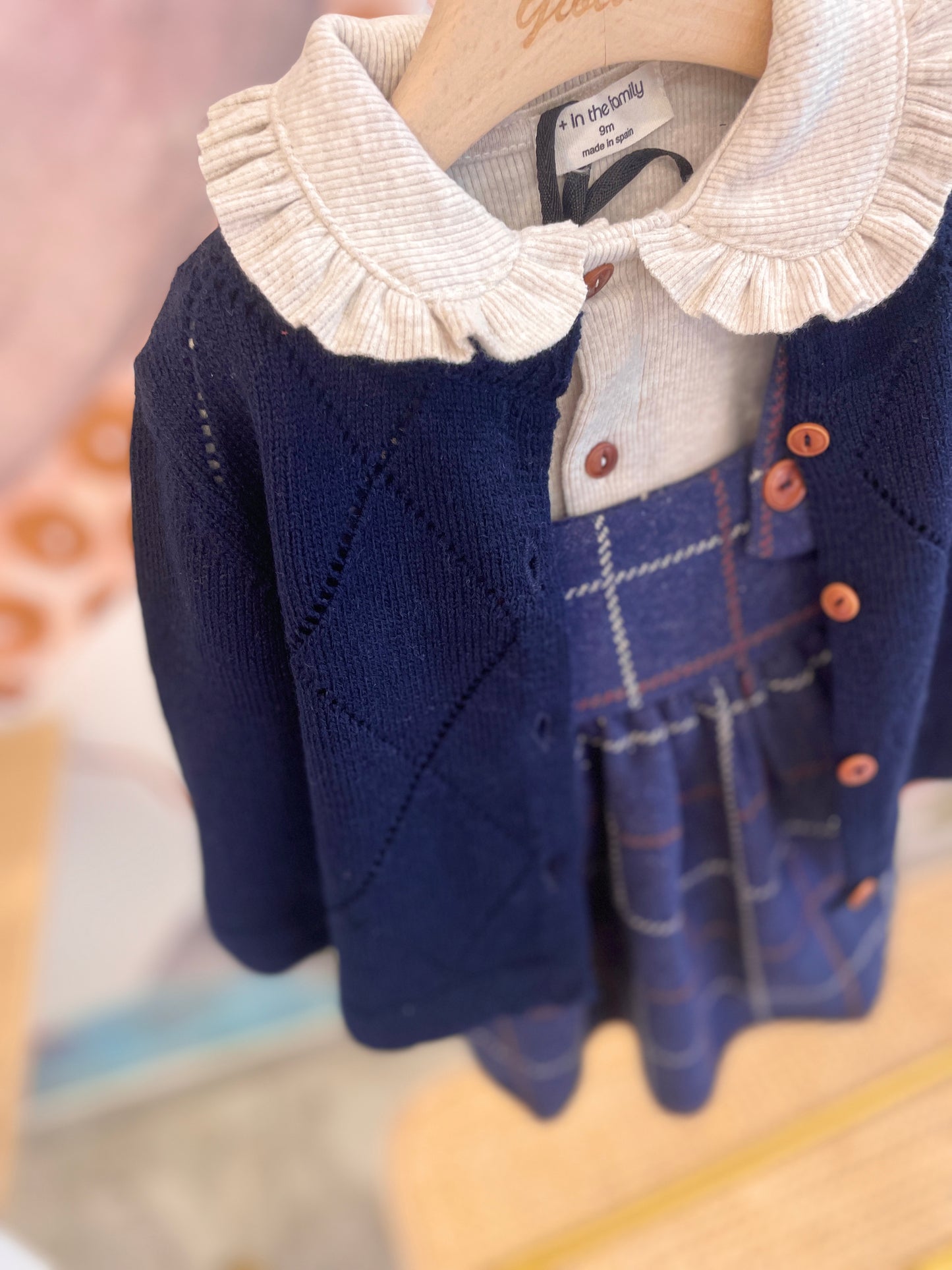 Salopette scozzese con maglia con il colletto e cardigan