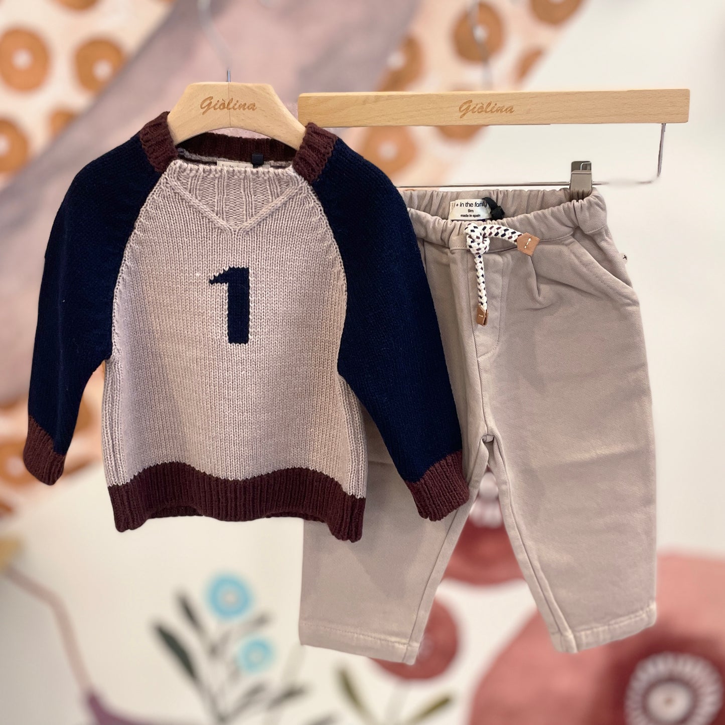 Pullover “1 “e pantalone beige con coulisse e t-shirt rigata