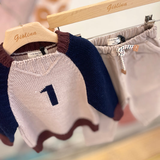 Pullover “1 “e pantalone beige con coulisse e t-shirt rigata