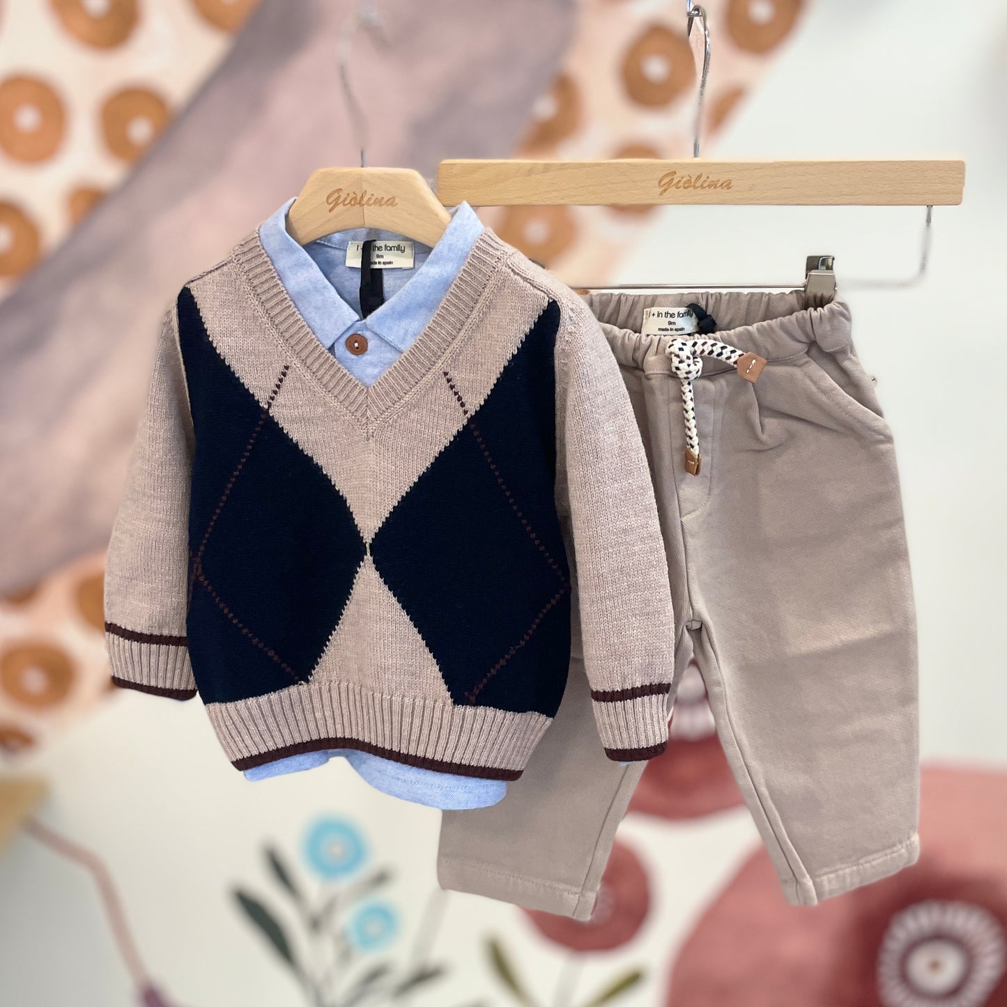Pullover losanghe con scollo a V , camicia azzurra con colletto e pantalone beige o  scozzese