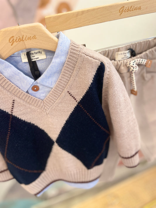 Pullover losanghe con scollo a V , camicia azzurra con colletto e pantalone beige o  scozzese