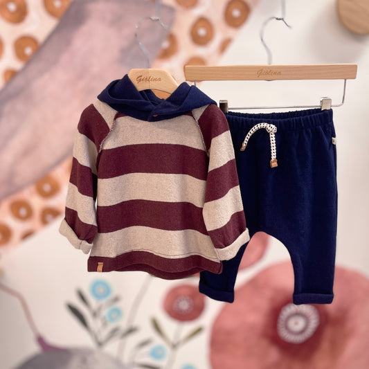 Felpina con cappuccio rigata naturale / bordeaux e blu con pantalone blu e coulisse