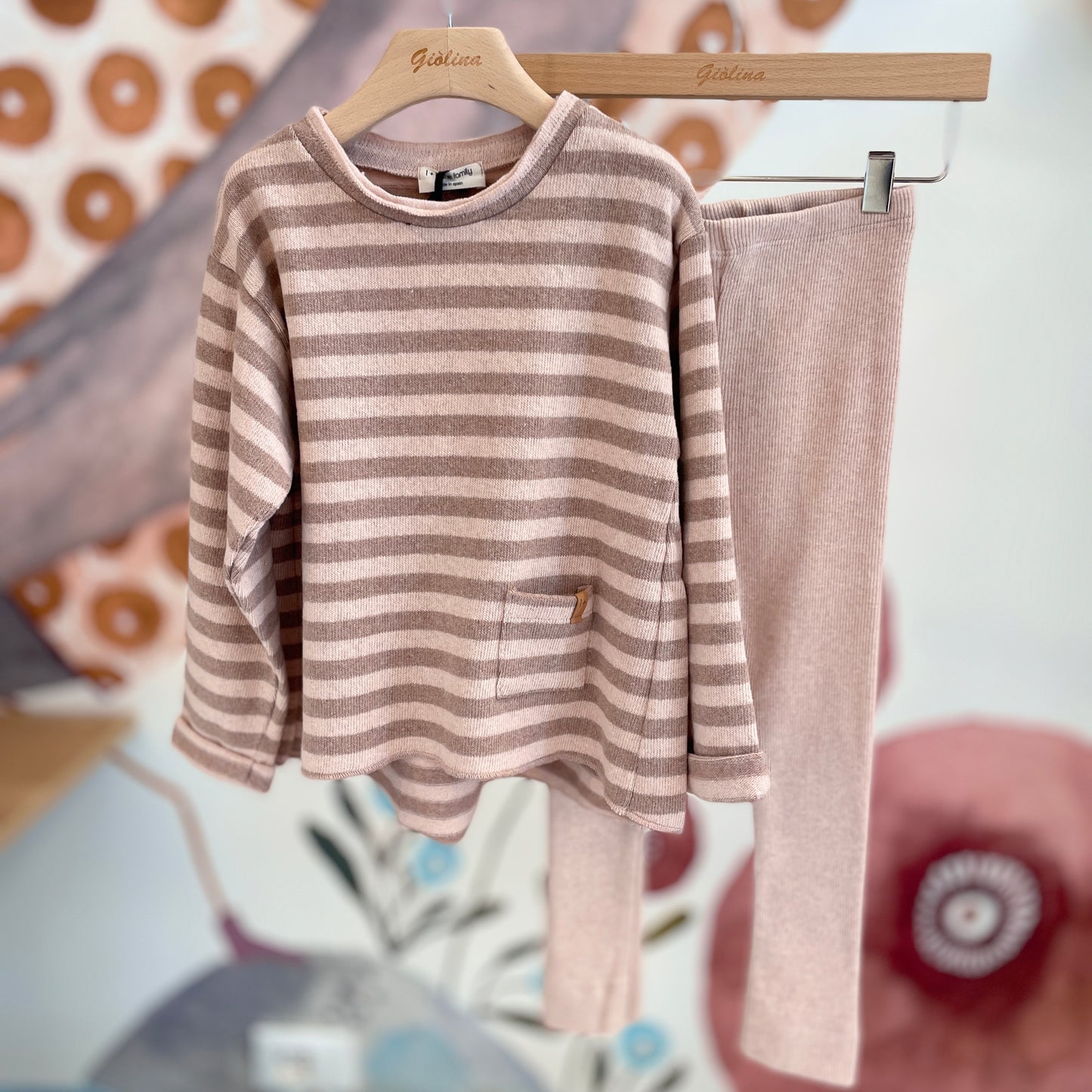 Mini abito rigato rosa con leggings a completo