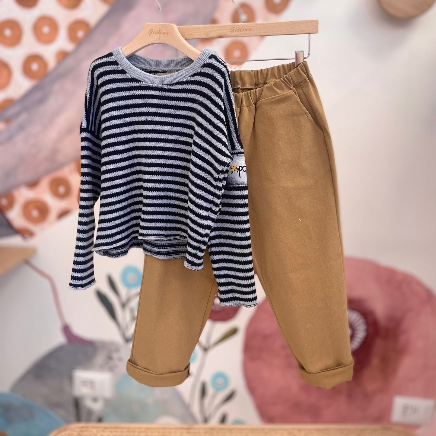 T-shirt mille righe con pantalone senape