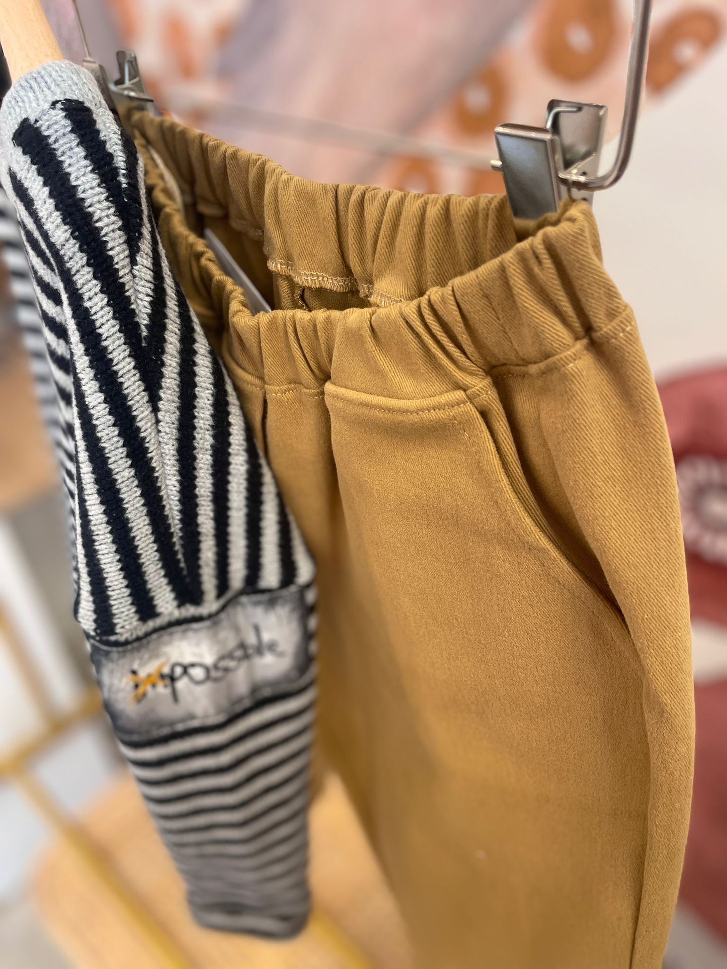 T-shirt mille righe con pantalone senape
