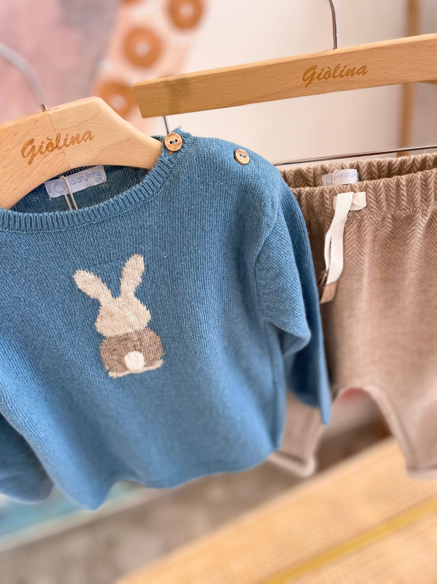 Pullover  verde acqua con coniglietto e pantalone baby spina di pesce