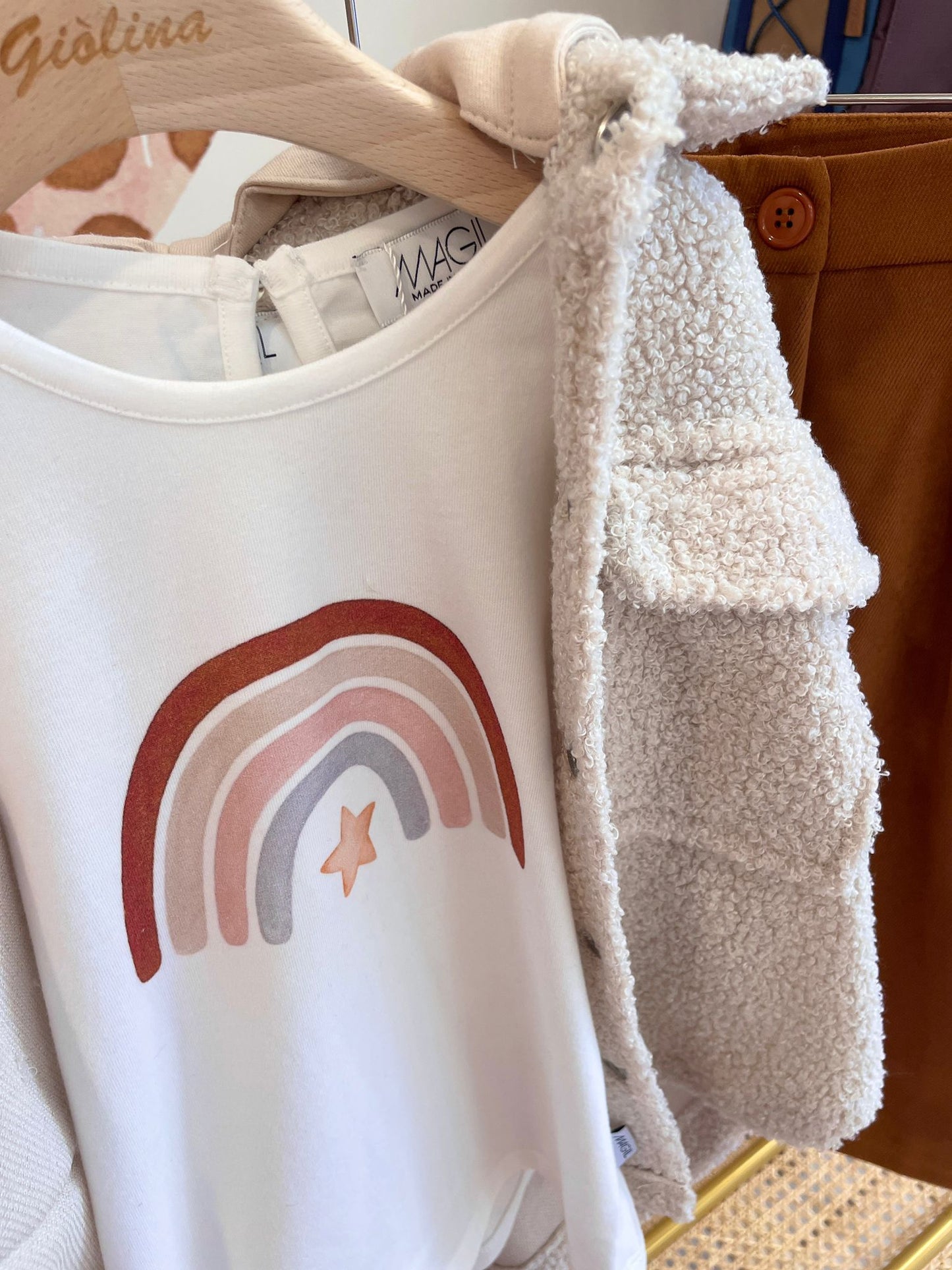 Giacca a camicia con t-shirt arcobaleno e pantalone