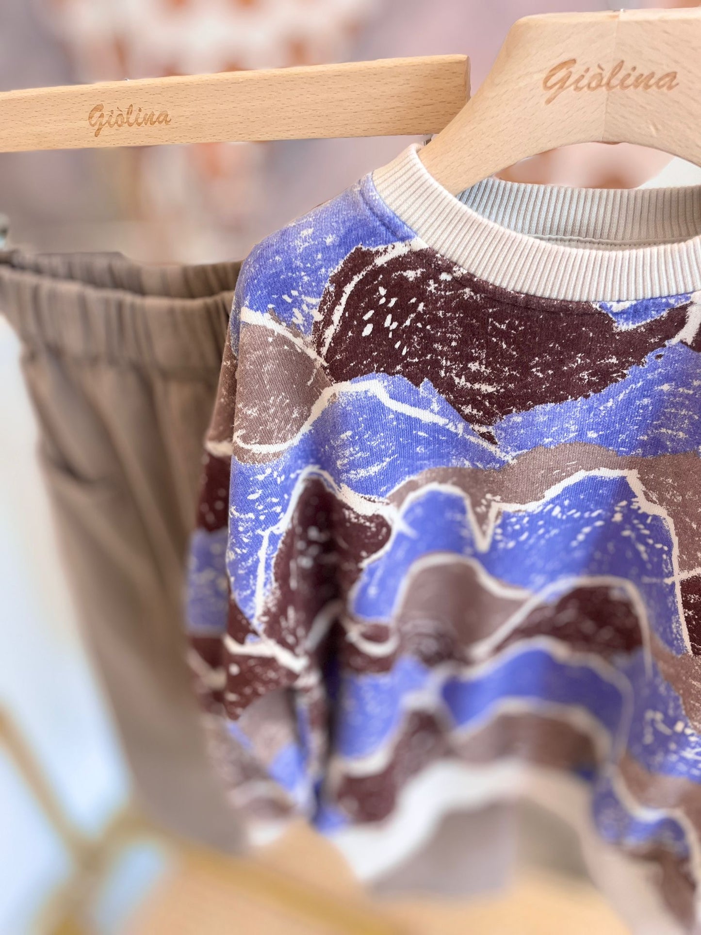 Felpina rigata  e fantasia astratta con pantalone tortora