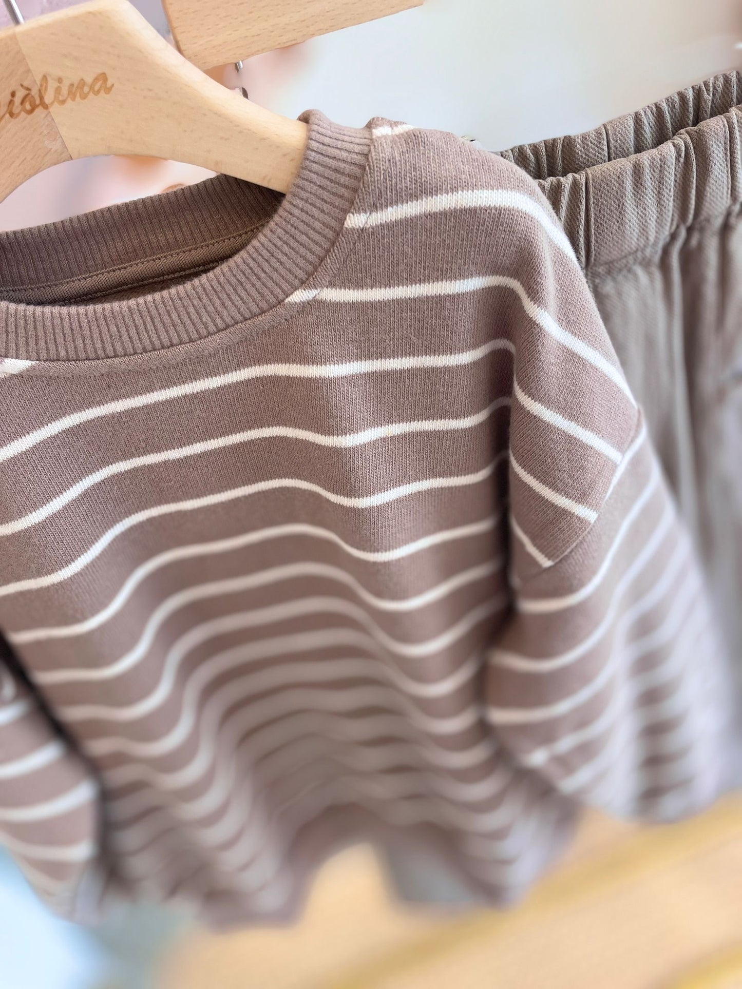Felpina rigata  e fantasia astratta con pantalone tortora
