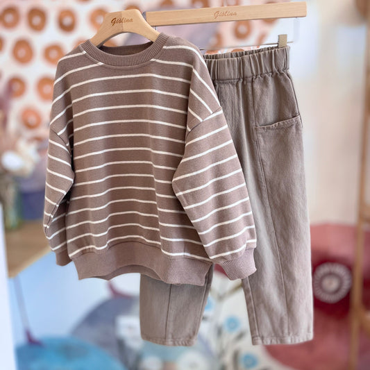 Felpina rigata  e fantasia astratta con pantalone tortora