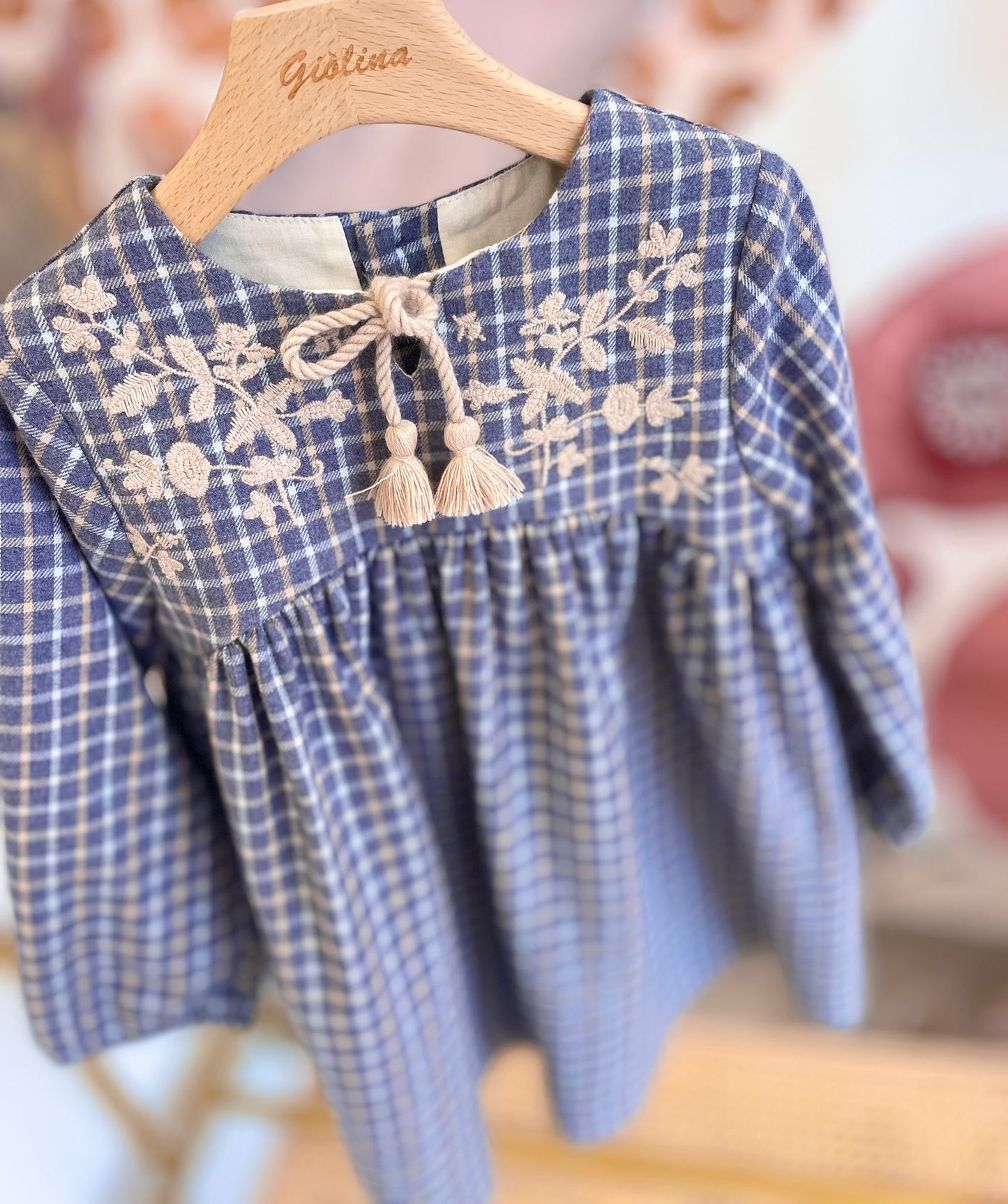 Abito check azzurro e nappina naturale